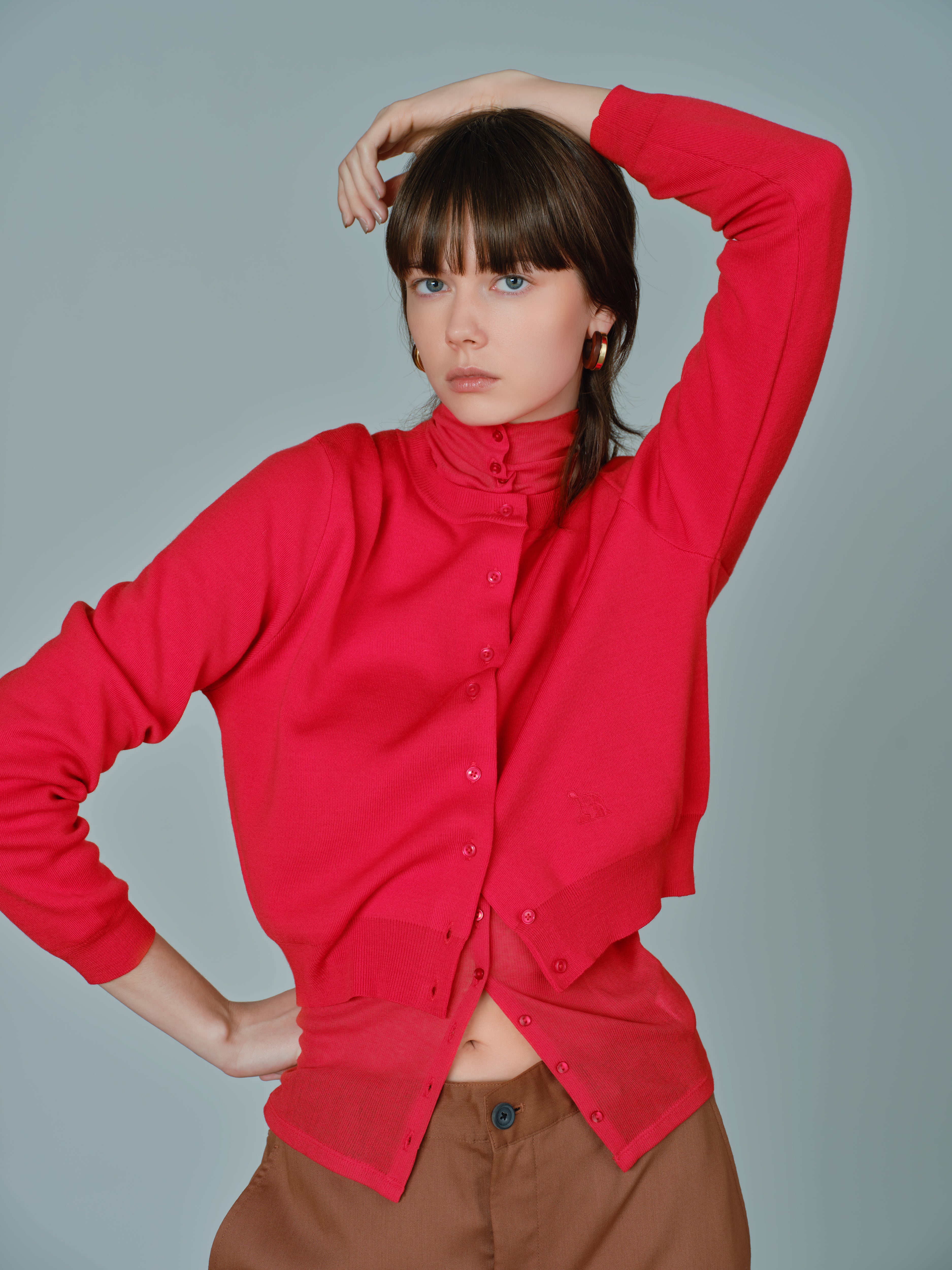 Embroidery Cardigan<BR>シワになりにくい編組織で作られたカーディガン