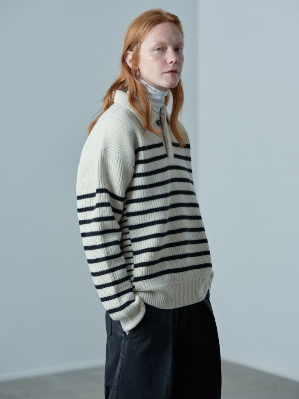 Striped Polo Sweater<BR>異なるボーダーピッチがアクセントに