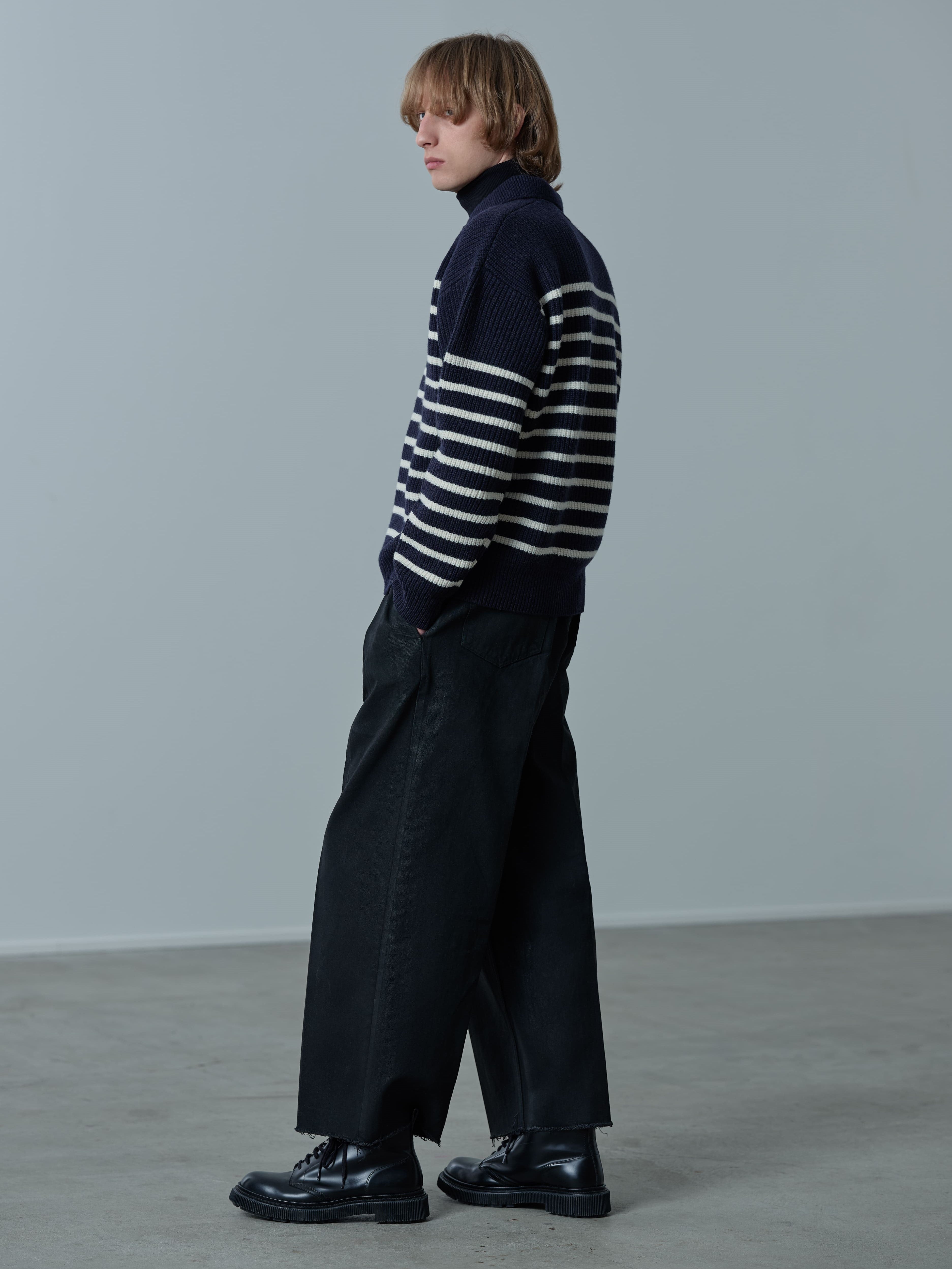 Striped Polo Sweater<BR>異なるボーダーピッチがアクセントに