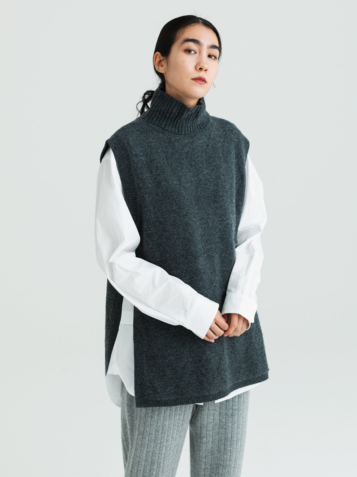 Argyle vest<BR>深いサイドスリットと浮き出た柄がポイント