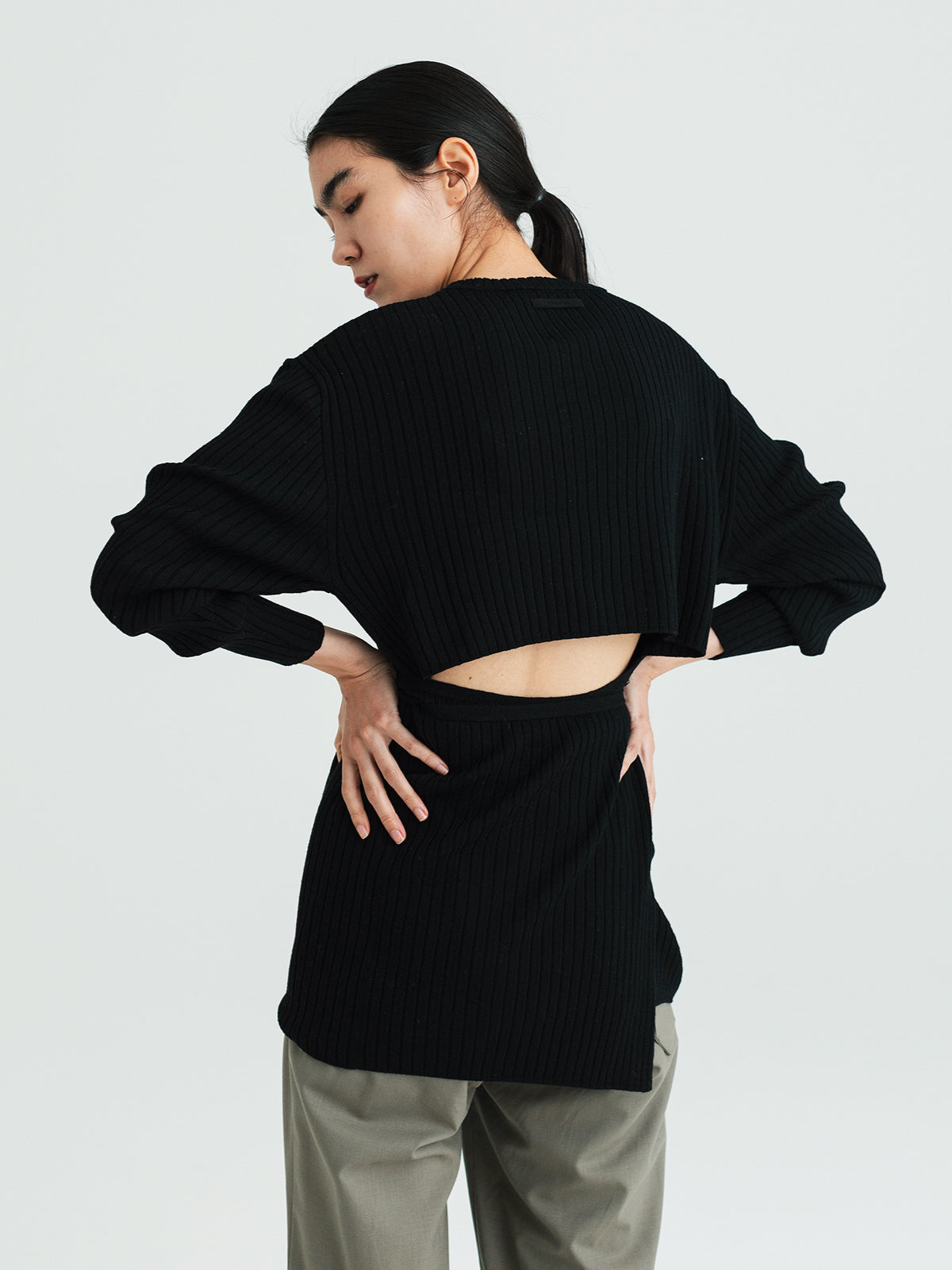 Wrap Pullover<BR>共地の紐で着方のアレンジが可能