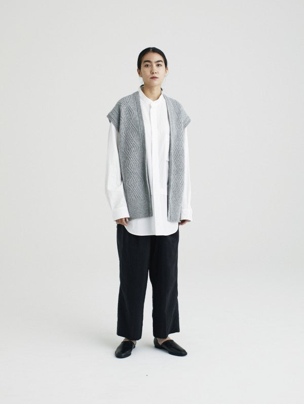Cable Vest<br> The three-dimensional cable pattern is distinctive.
