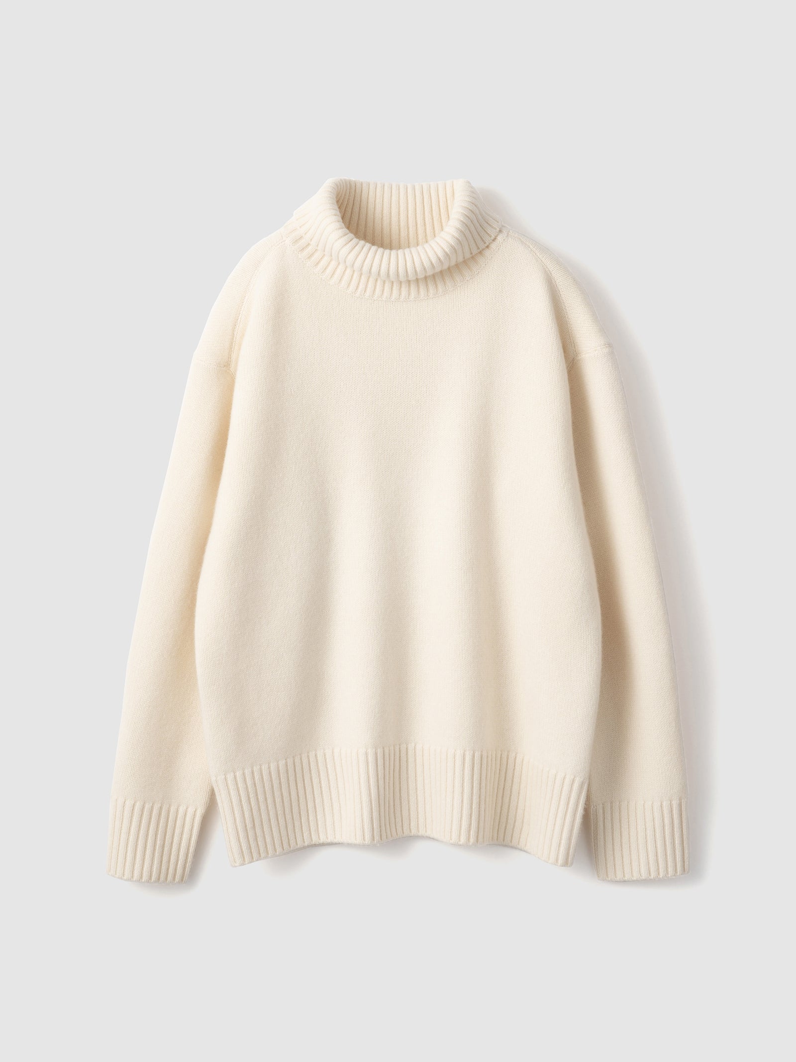 Turtleneck Pullover<br> Oversized knitwear that is popular with all genders
