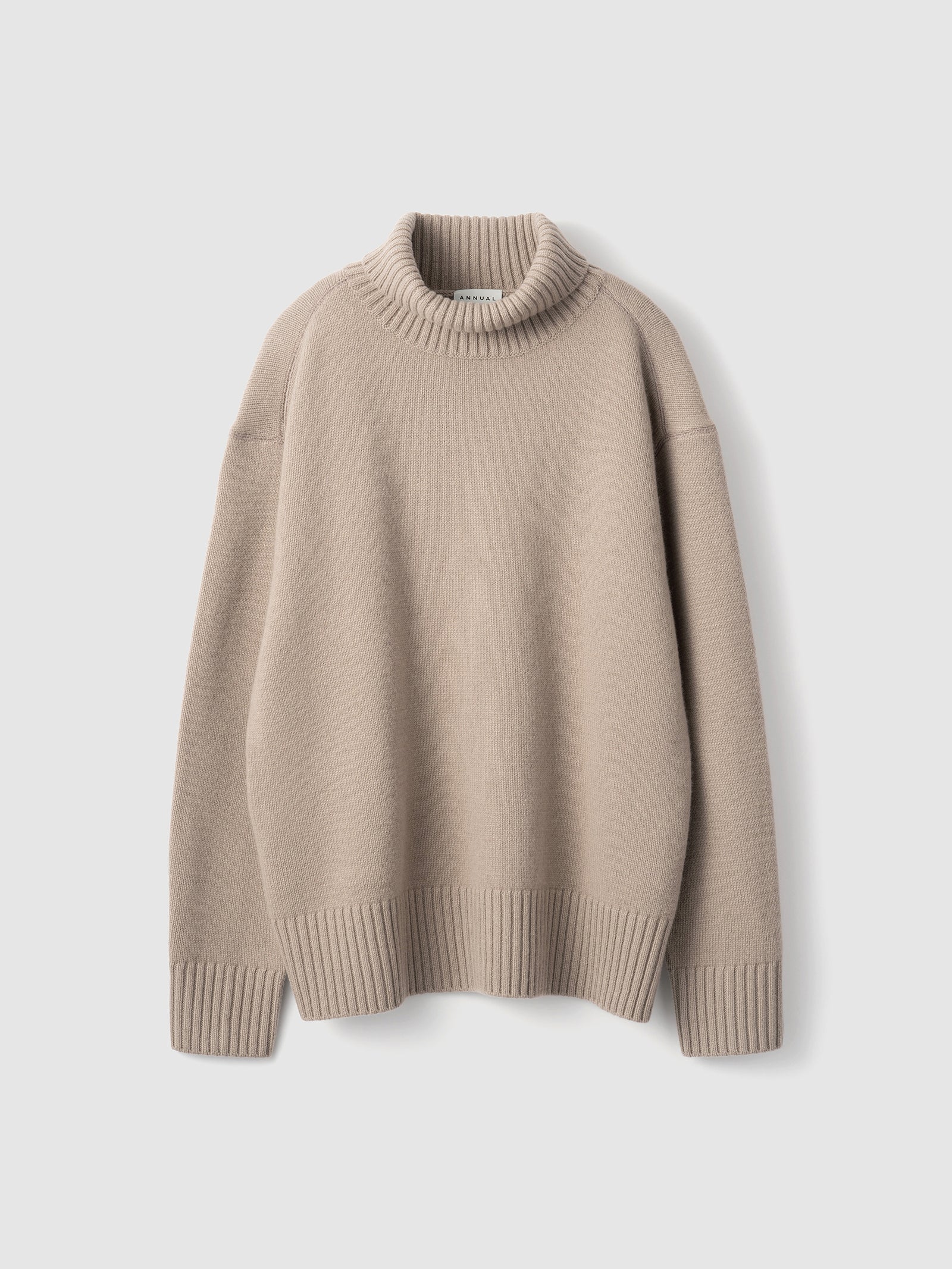 Turtleneck Pullover<br> Oversized knitwear that is popular with all genders