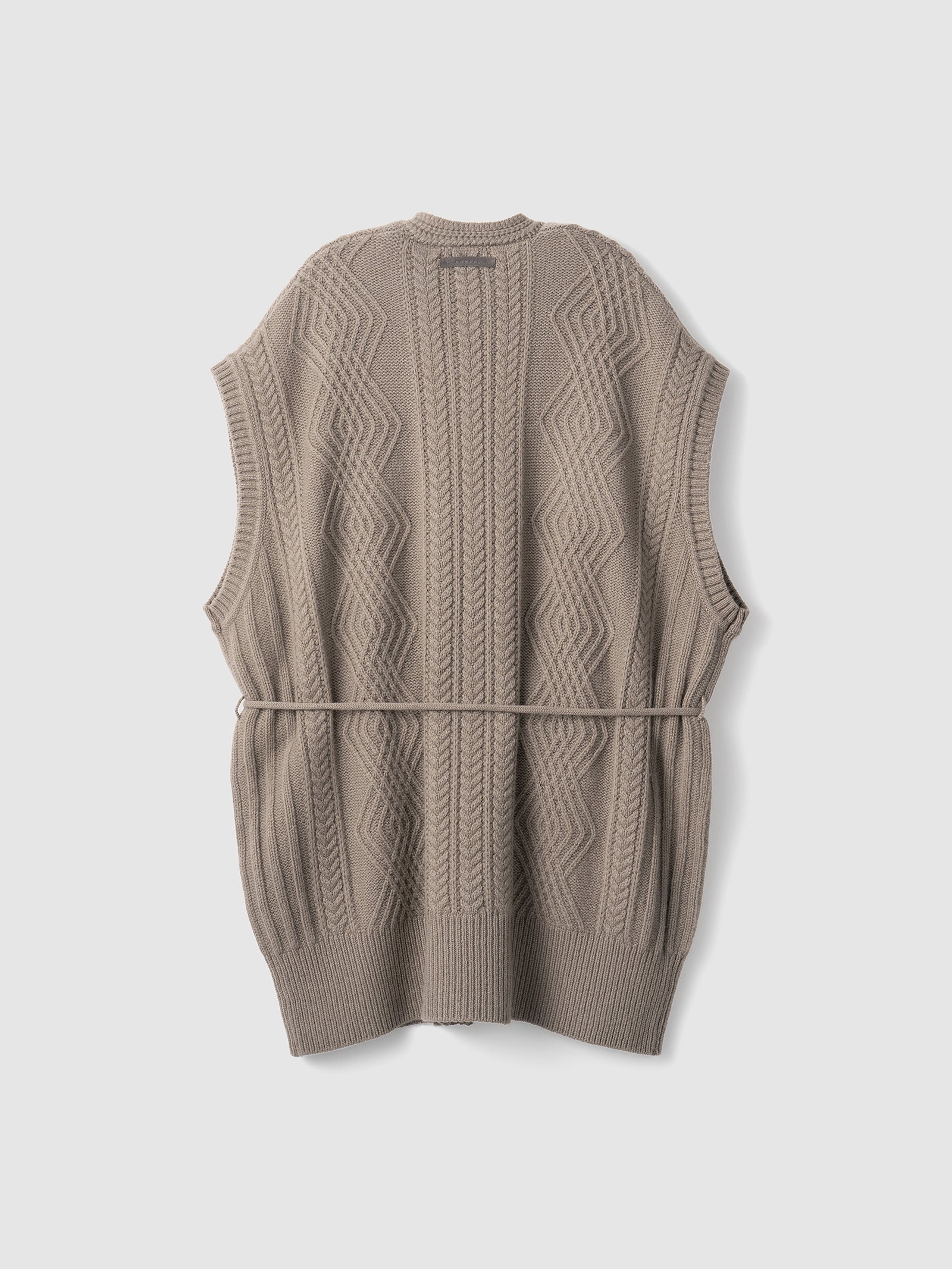 Cable Vest<br> The three-dimensional cable pattern is distinctive.