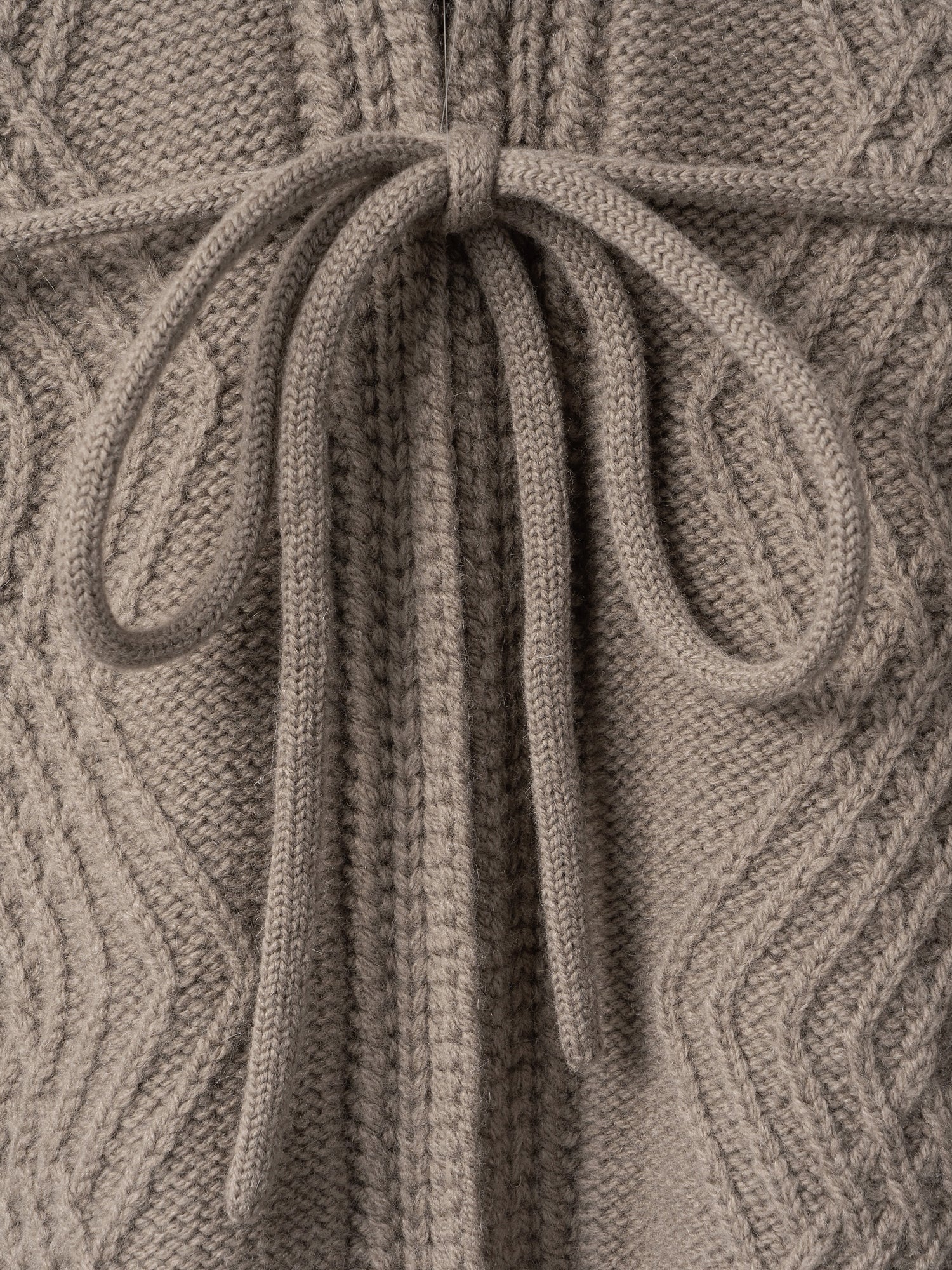 Cable Vest<br> The three-dimensional cable pattern is distinctive.