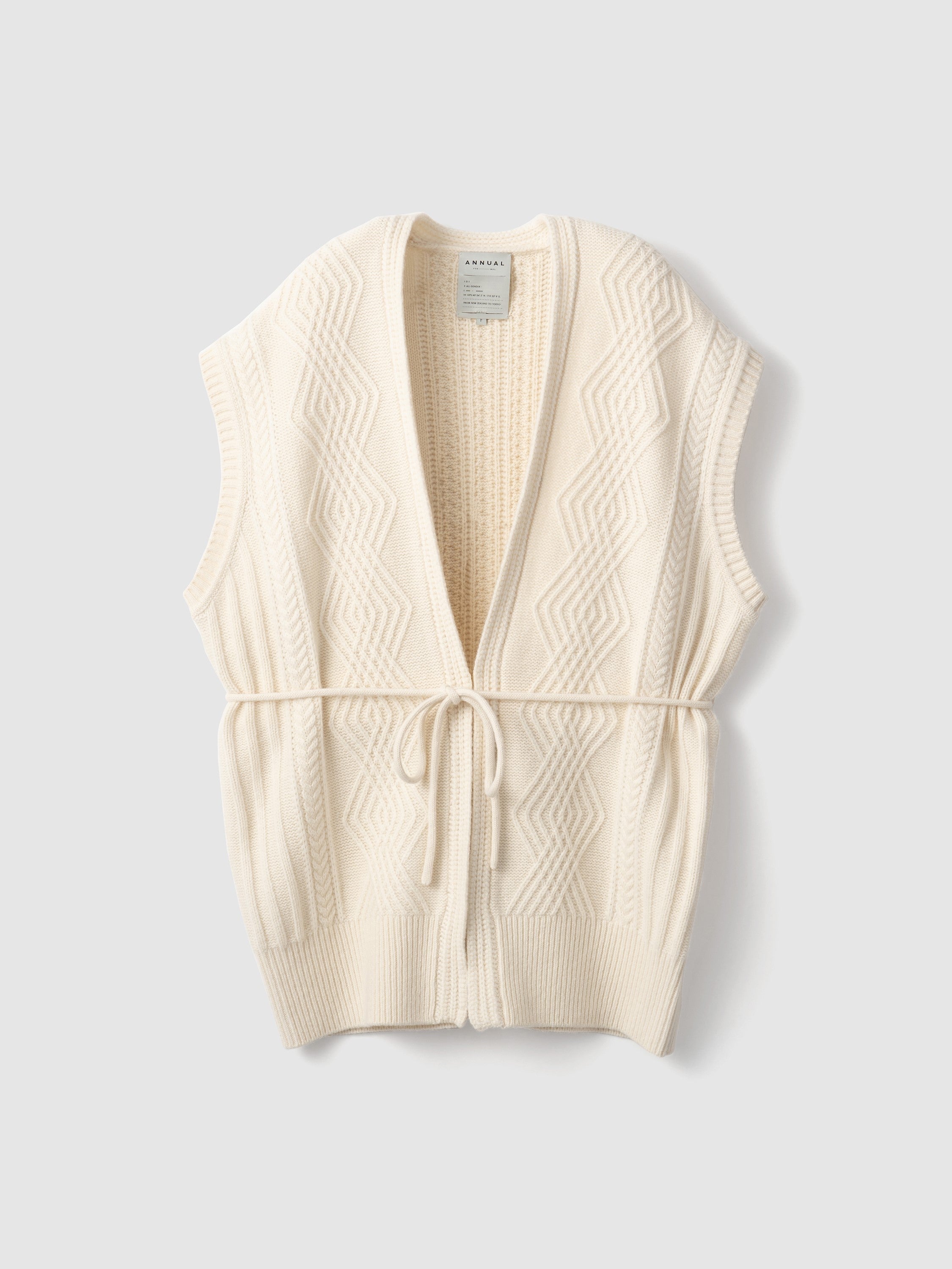 Cable Vest<br> The three-dimensional cable pattern is distinctive.