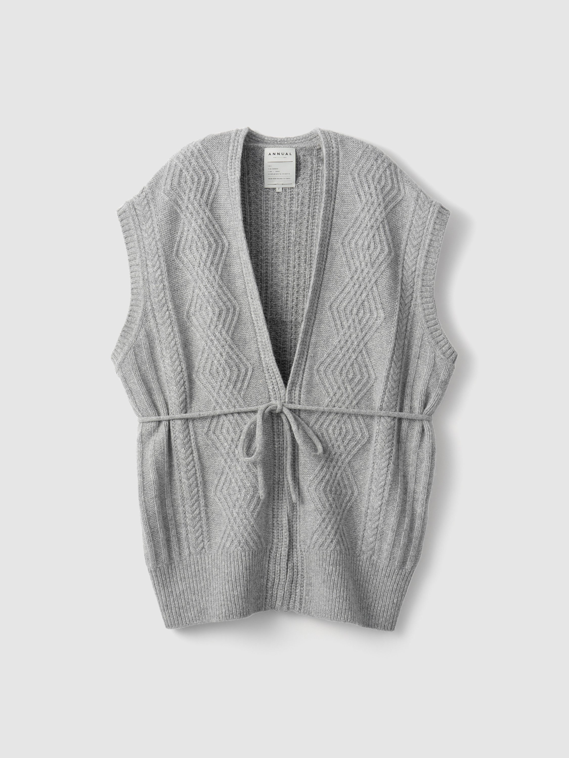 Cable Vest<br> The three-dimensional cable pattern is distinctive.