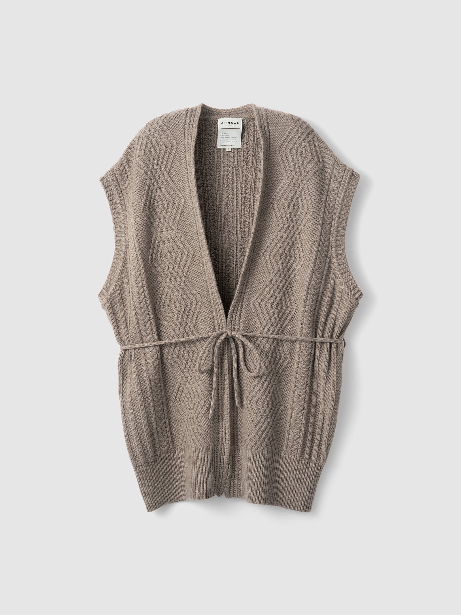 Cable Vest<br> The three-dimensional cable pattern is distinctive.