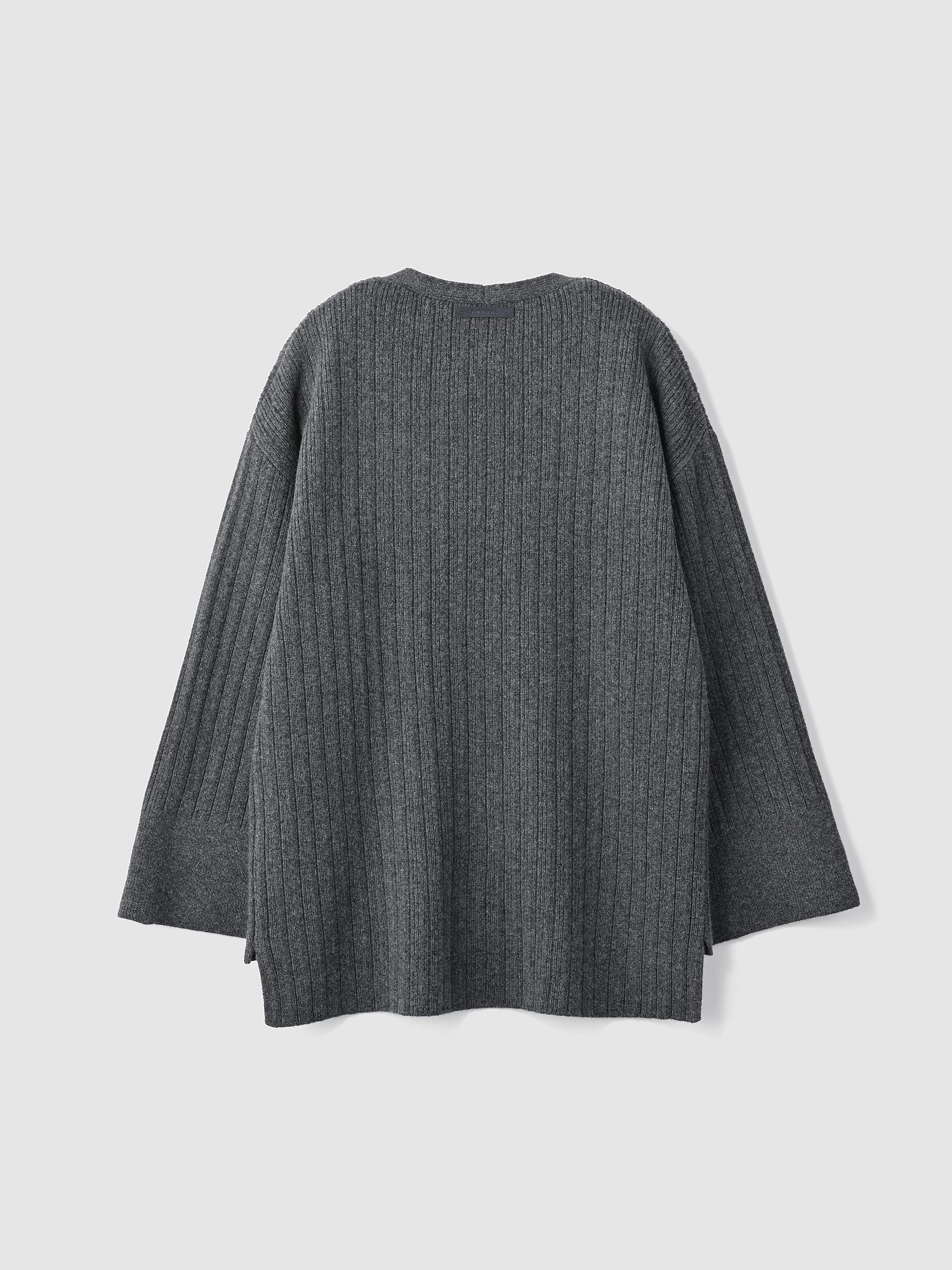 Accordion V-pullover<BR>体のラインをひろわない深Vニット