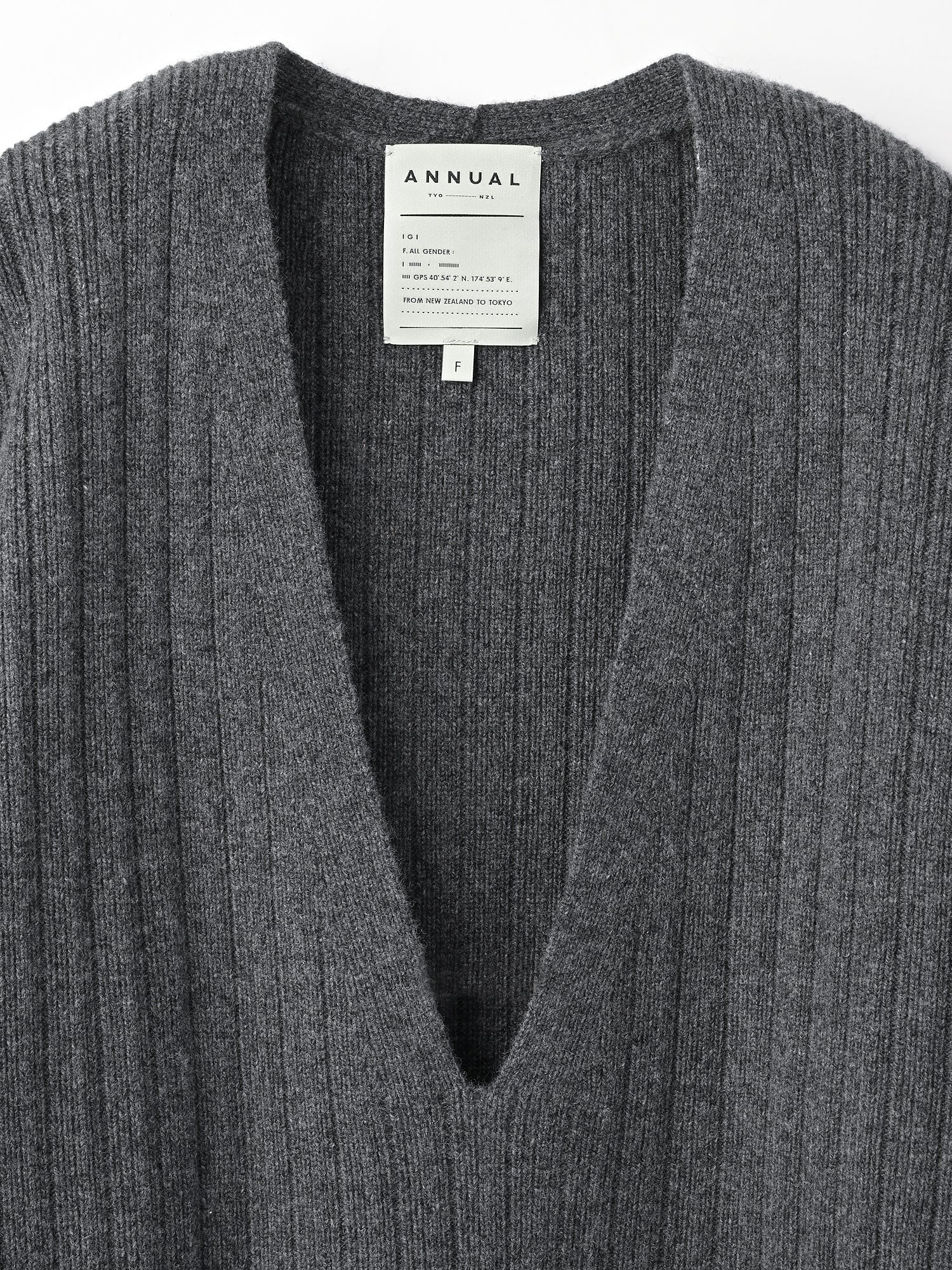 Accordion V-pullover<BR>体のラインをひろわない深Vニット