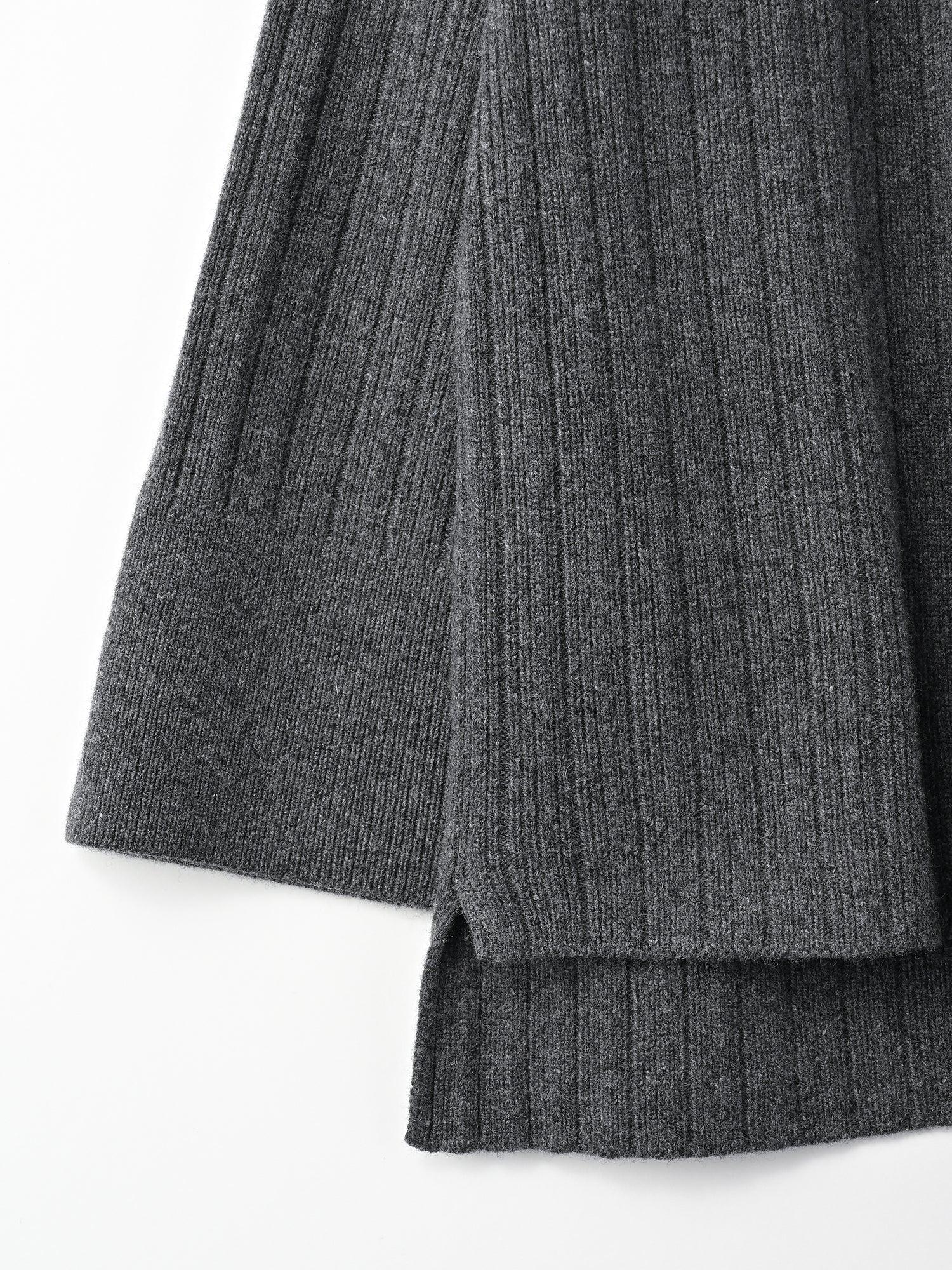 Accordion V-pullover<BR>体のラインをひろわない深Vニット