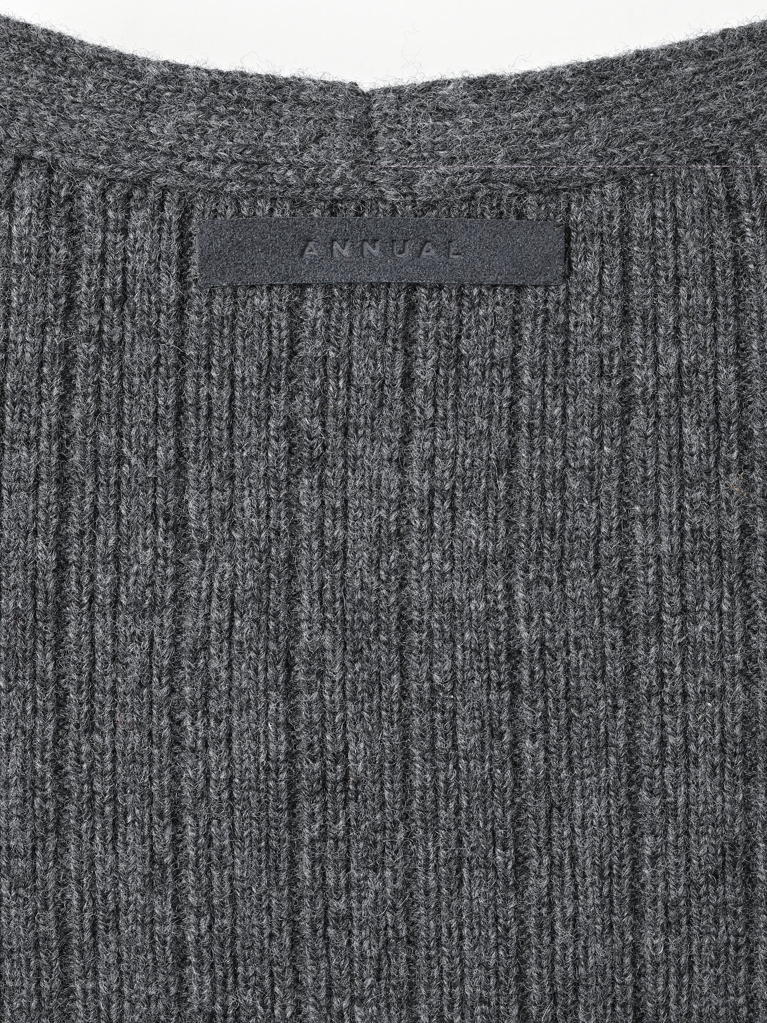 Accordion V-pullover<BR>体のラインをひろわない深Vニット