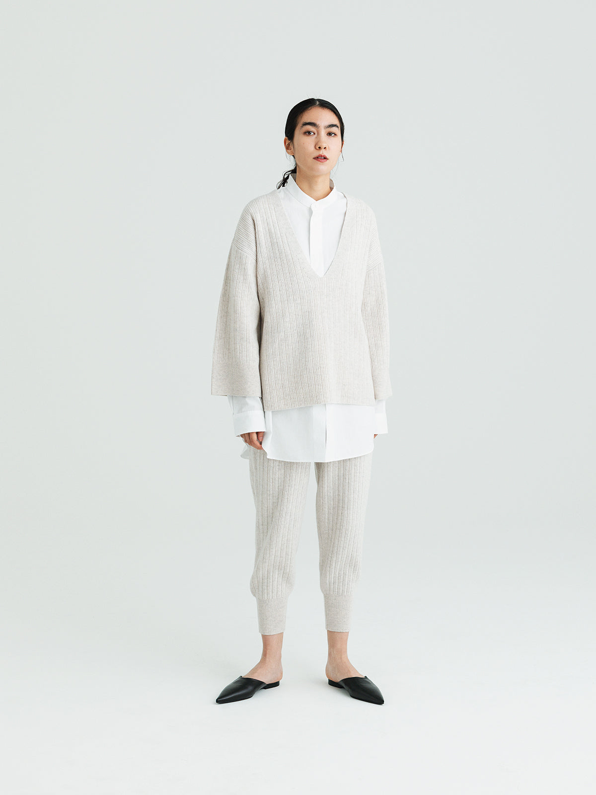 Accordion V-pullover<BR>体のラインをひろわない深Vニット