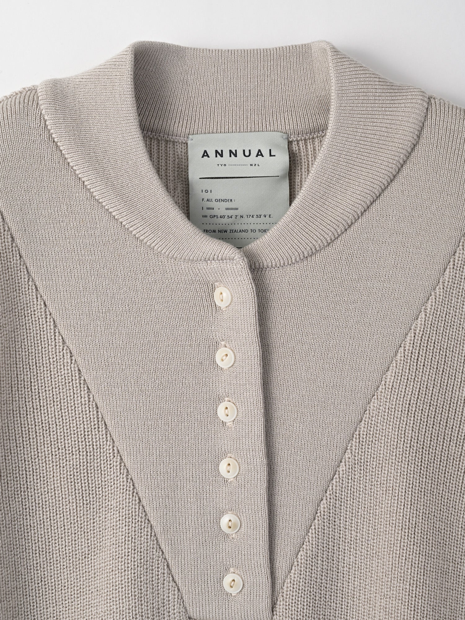 Military sweater<BR>ミリタリーニットを女性らしくアップデート