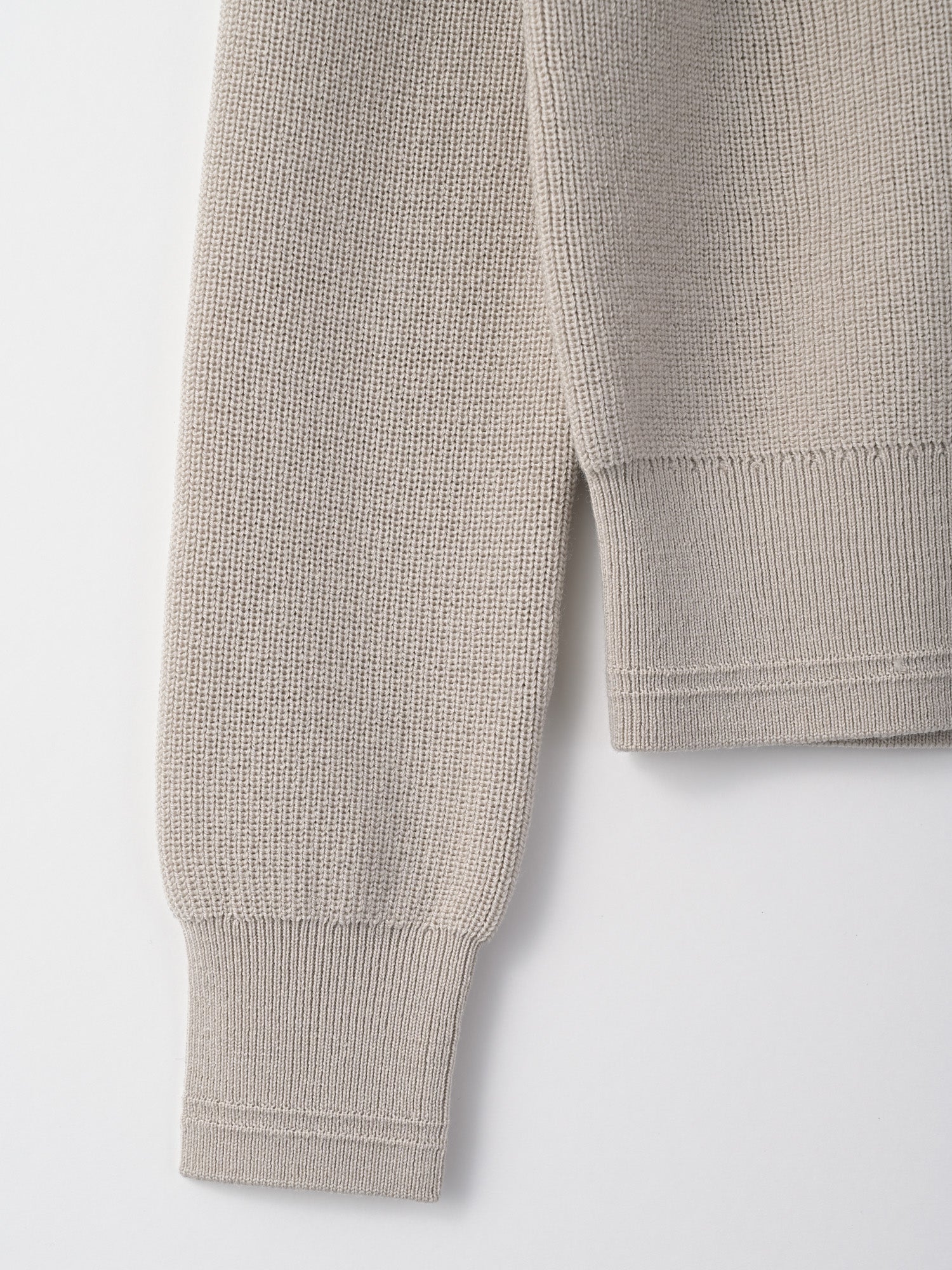 Military sweater<BR>ミリタリーニットを女性らしくアップデート