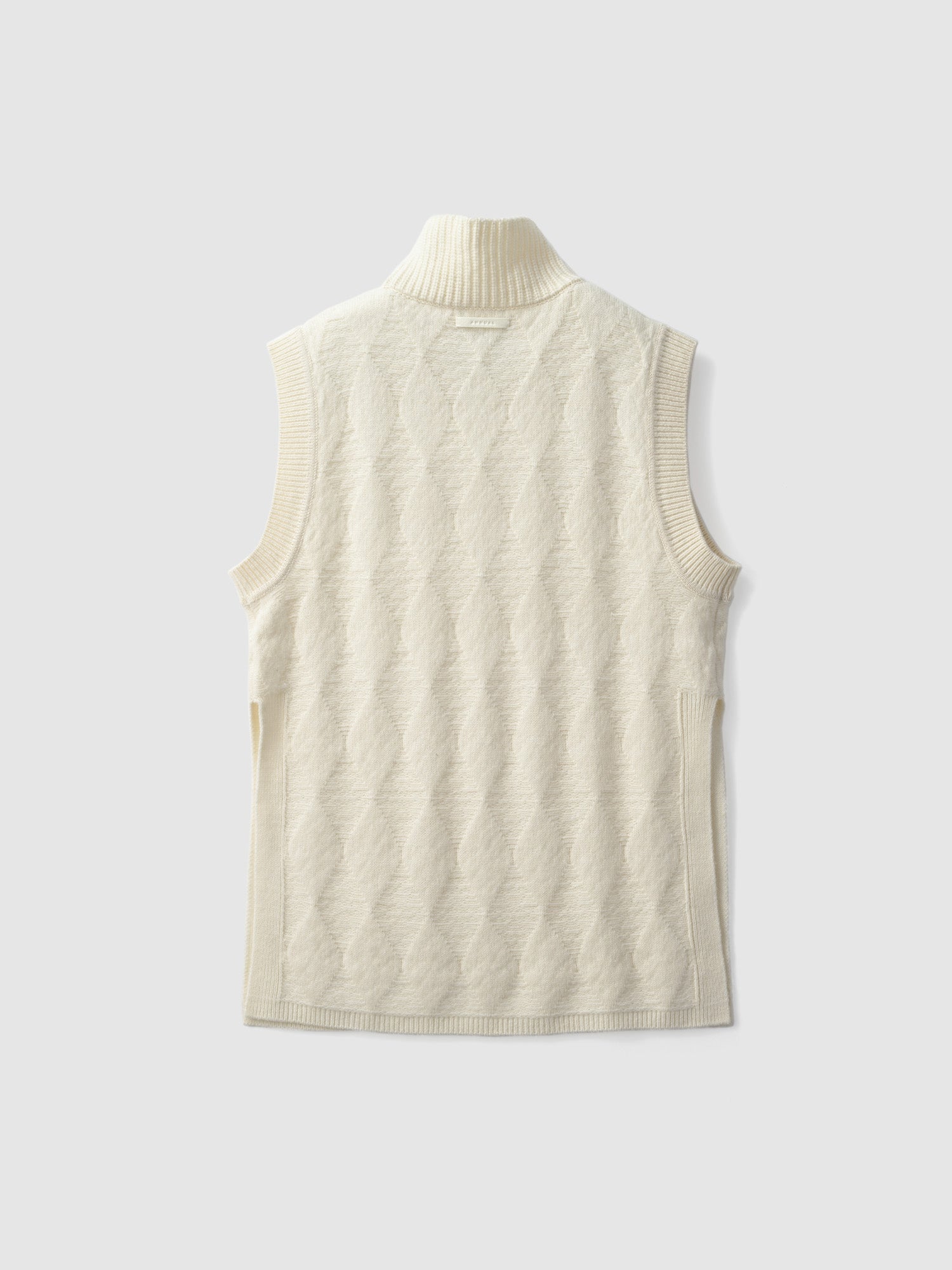 Argyle vest<BR>深いサイドスリットと浮き出た柄がポイント