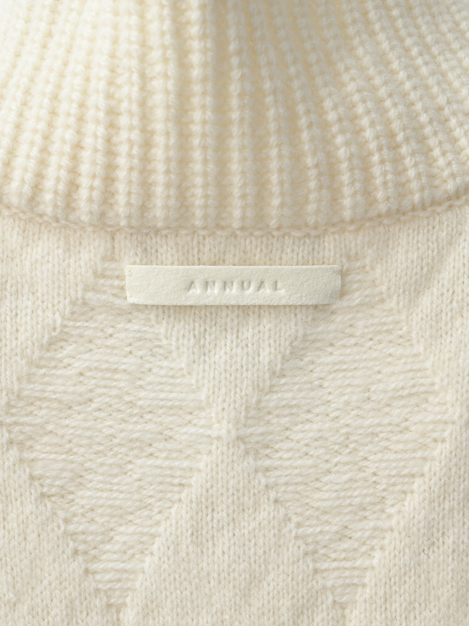 Argyle vest<BR>深いサイドスリットと浮き出た柄がポイント