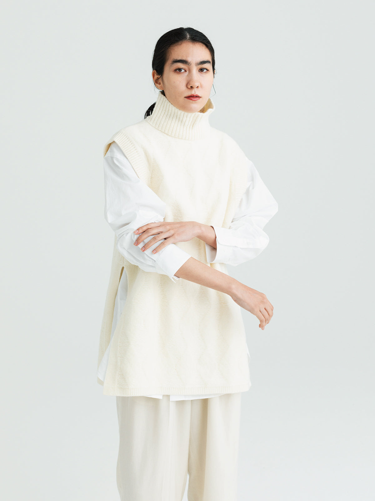 Argyle vest<BR>深いサイドスリットと浮き出た柄がポイント