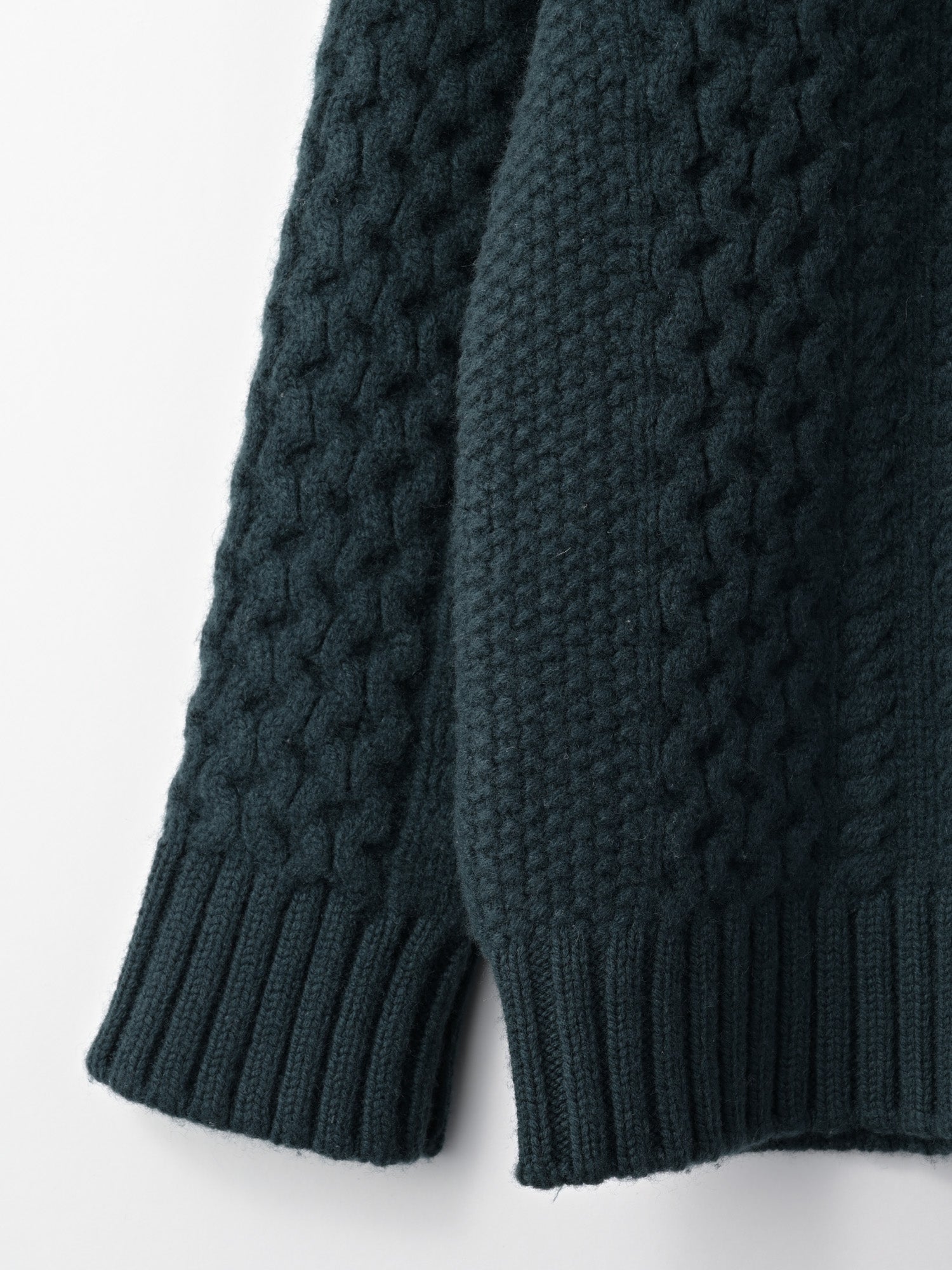 Fisherman's sweater<BR>冬の寒さから身を守る肉厚なアランニット