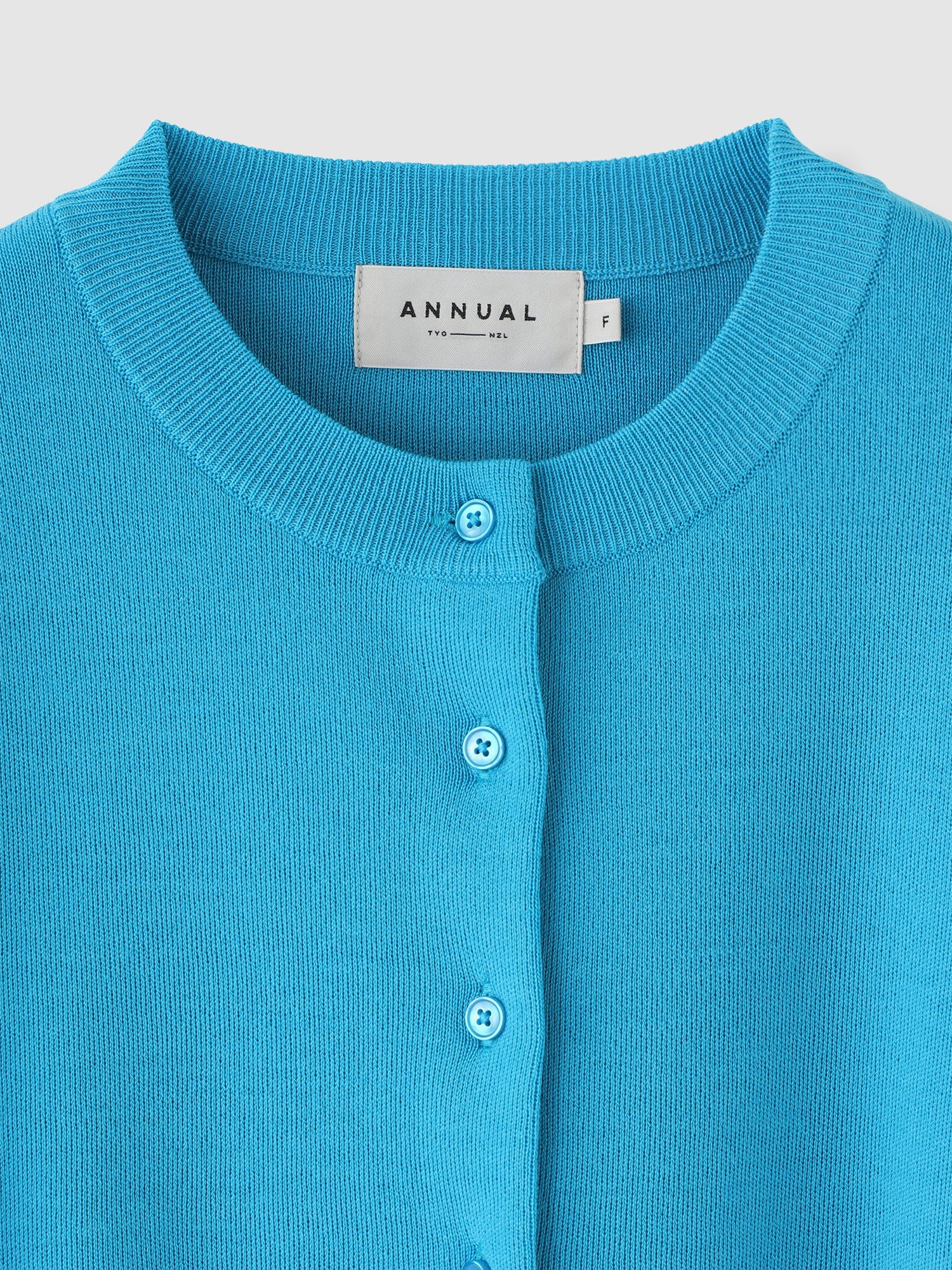 Embroidery Cardigan<BR>シワになりにくい編組織で作られたカーディガン