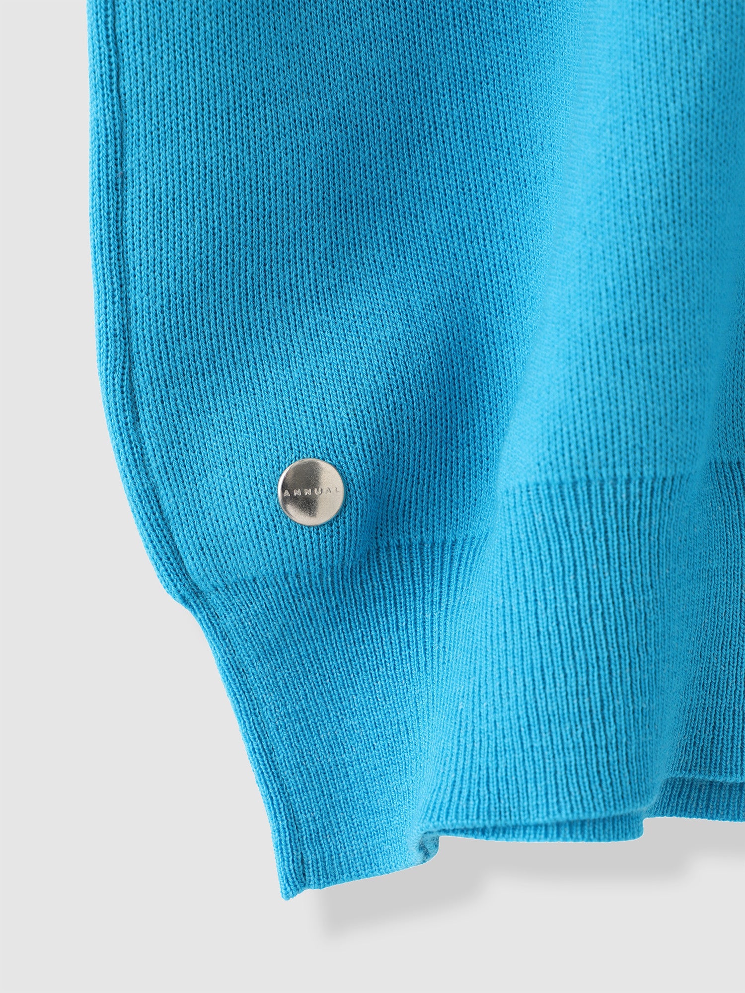 Embroidery Cardigan<BR>シワになりにくい編組織で作られたカーディガン