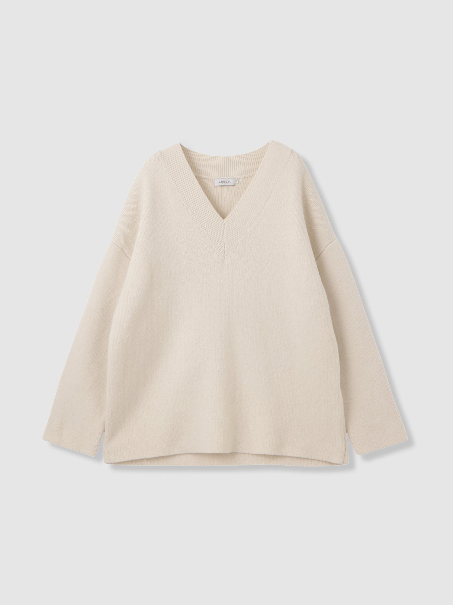 Smooth V-Neck Sweater<br> A simple and thick oversized knit