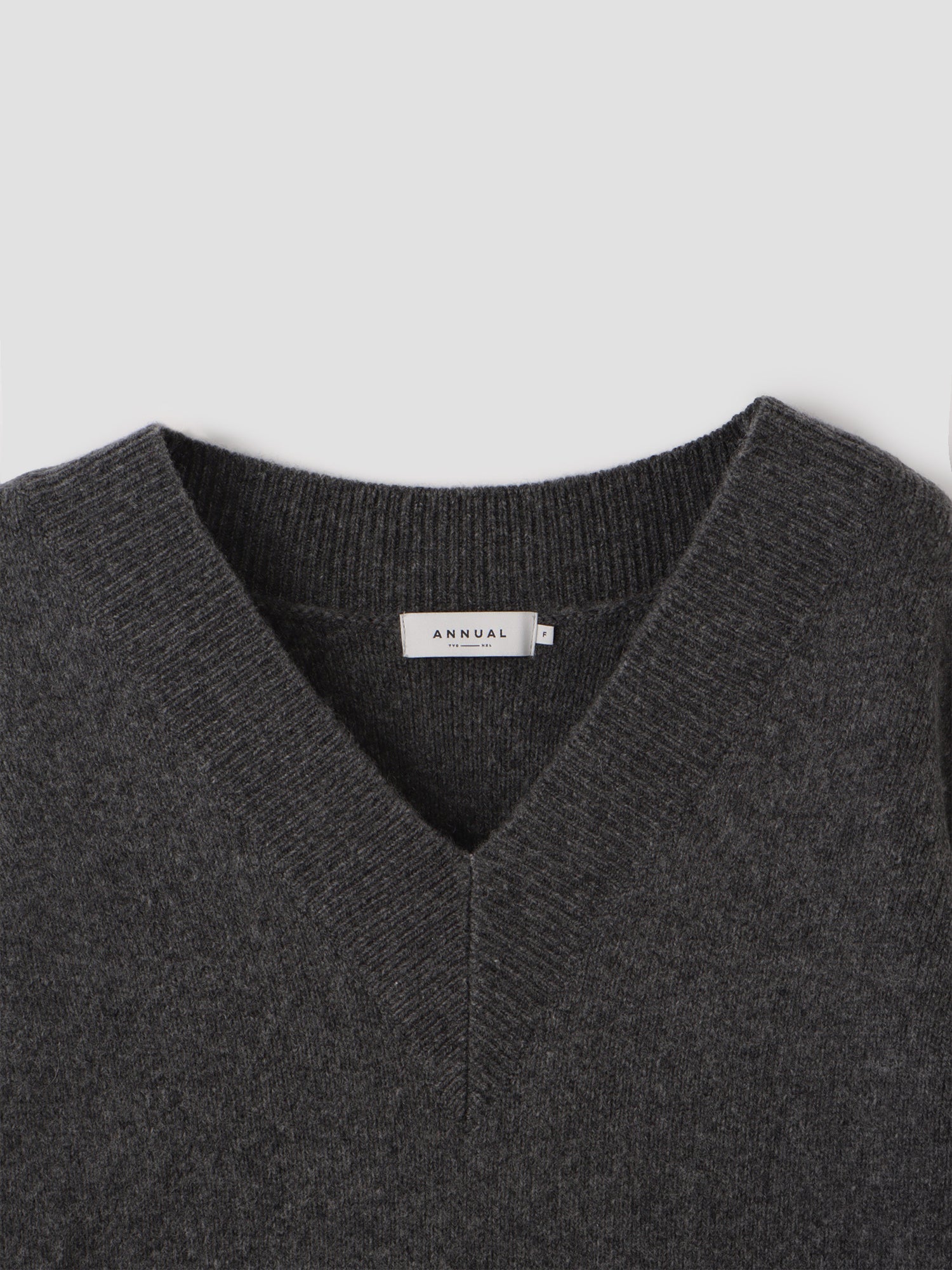 Smooth V-Neck Sweater<BR>シンプルで肉厚なオーバーサイズニット