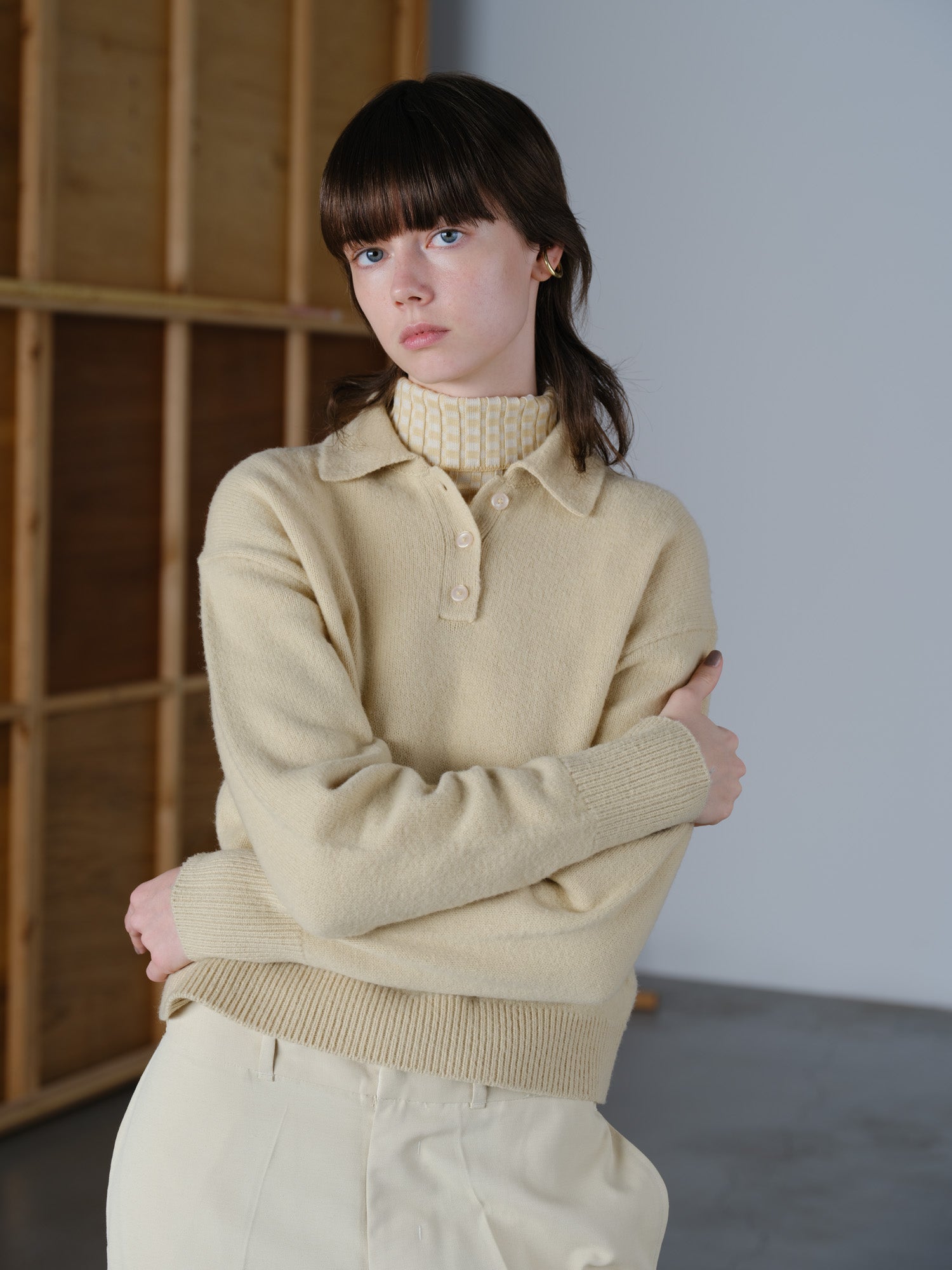 Brushed Polo Sweater起毛加工による柔らかな着心地