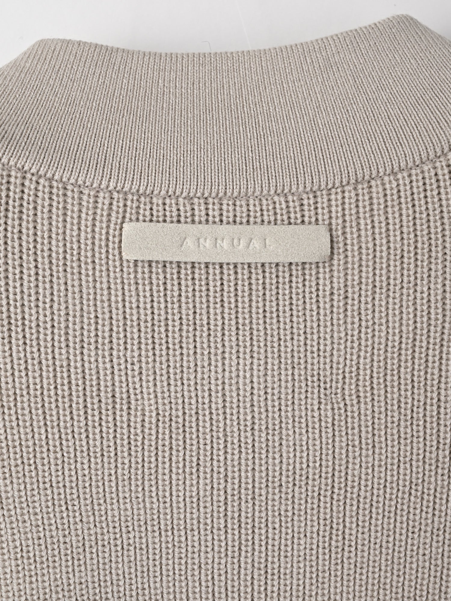 Military sweater<BR>ミリタリーニットを女性らしくアップデート